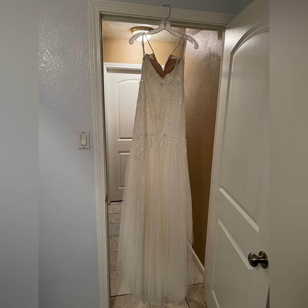 Lace Wedding dress with bustle - Picture 3 of 8